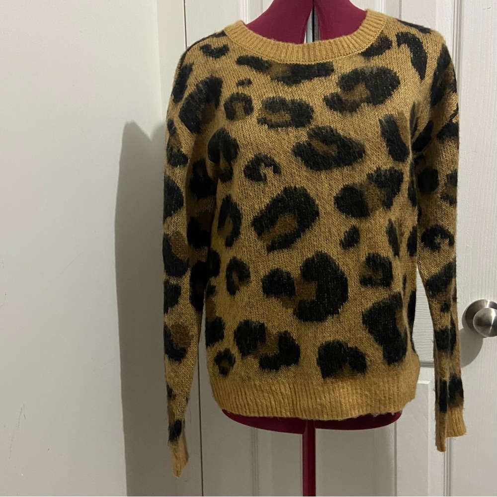 Love By Design women brown animal print fuzzy long sleeves sweater. Size M. NWOT